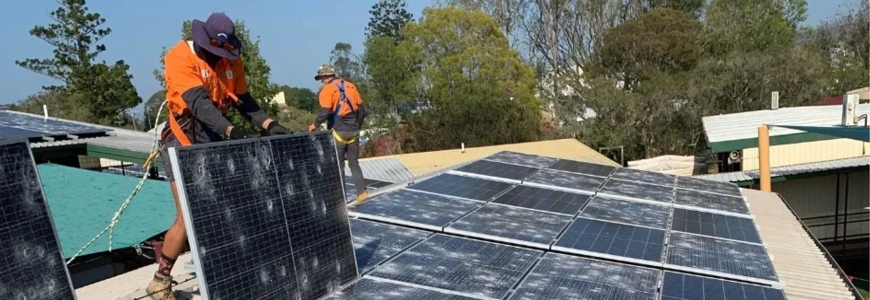 operai su tetto per manutenzione dei pannelli solari per la protezione contro la grandine