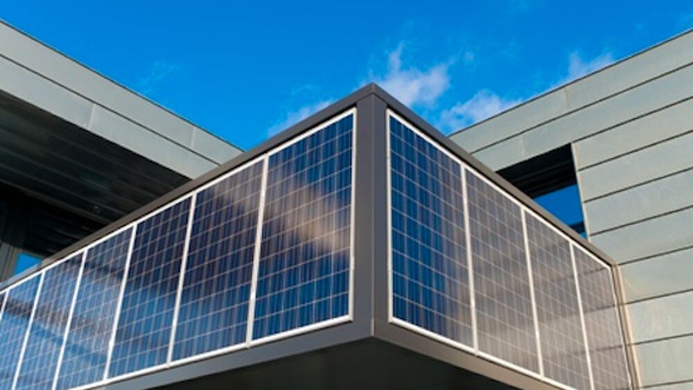 Pannelli solari sul perimetro di un balcone