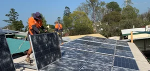 operai su tetto per manutenzione dei pannelli solari per la protezione contro la grandine