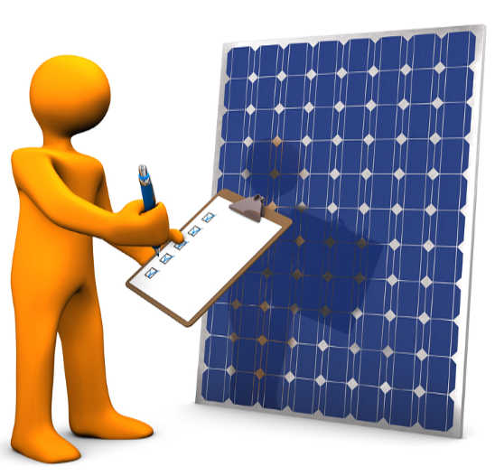 Rappresentazione di omino/operaio con una cartellina da lavoro in mano davanti ad un pannello fotovoltaico