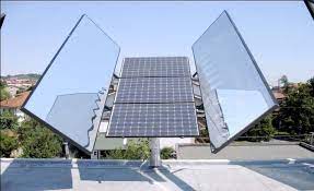 Pannelli fotovoltaici con due specchi ai lati 
