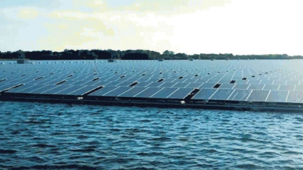 distesa di pannelli solari sull'acqua