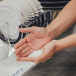 Comune sale da cucina su una mano
