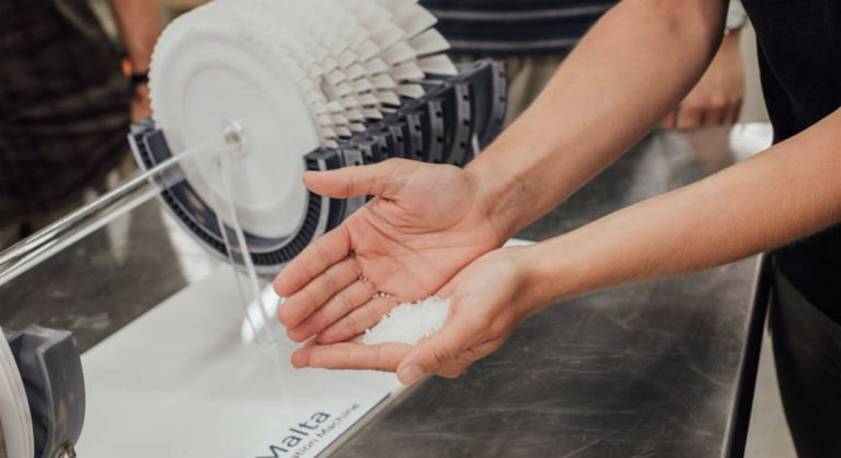 Comune sale da cucina su una mano