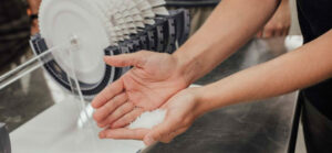 Comune sale da cucina su una mano