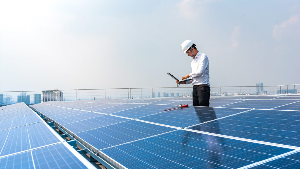 operaio su tetto che effettua una messa in funzione dell'impianto fotovoltaico