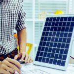 persona che progetta su carta un impianto fotovoltaico