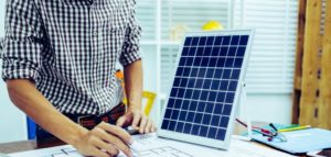 persona che progetta su carta un impianto fotovoltaico