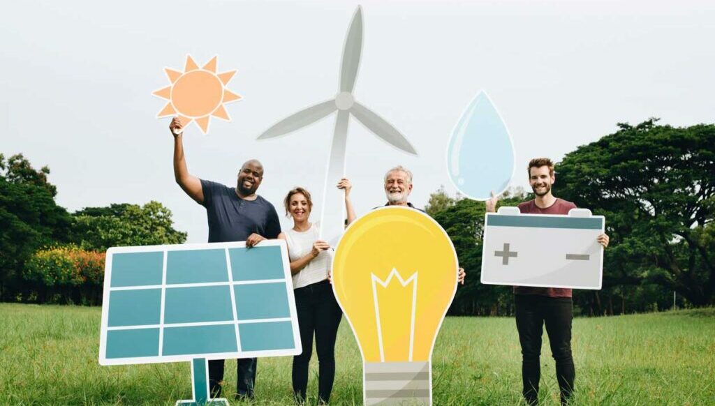 persone con cartelloni che raffigurano una lampadina, una batteria e un pannello solare  