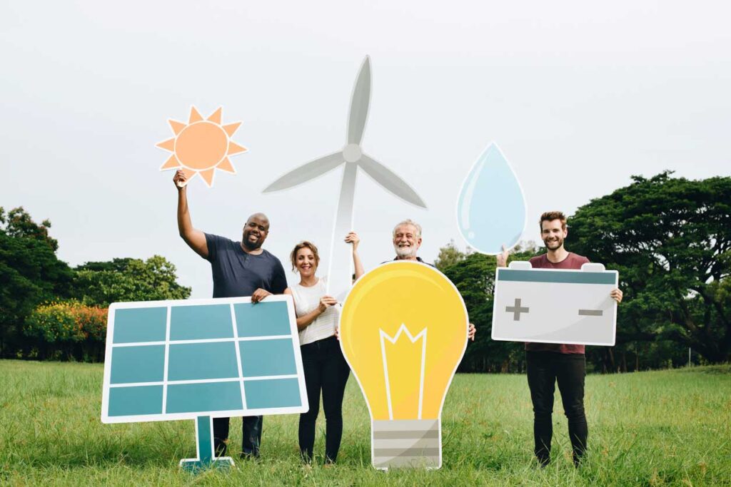 persone con cartelloni che raffigurano una lampadina, una batteria e un pannello solare  