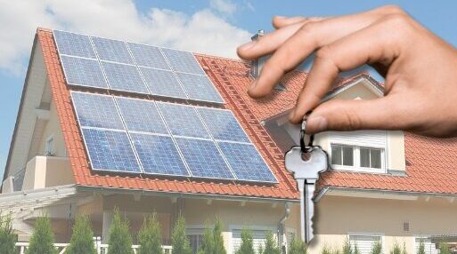 Mano che consegna una chiave per il Noleggio operativo di un impianto fotovoltaico
