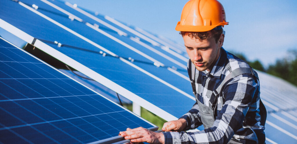 operaio al lavoro sui pannelli fotovoltaici
